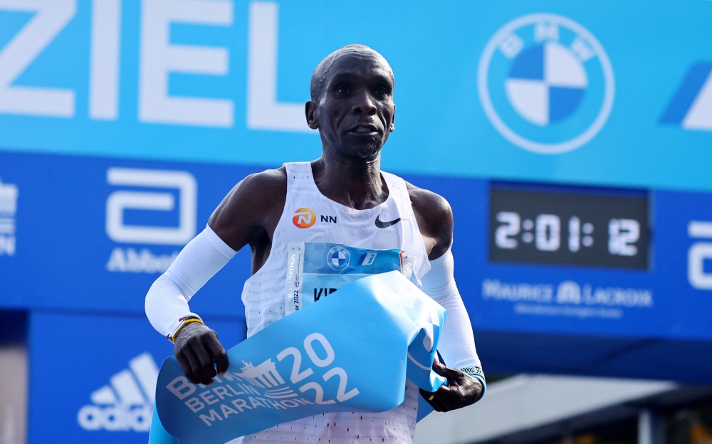 Kenya's Eliud Kipchoge celebrates as he wins the Berlin Marathon and breaks the World Record Reuters/Fabrizio Bensch