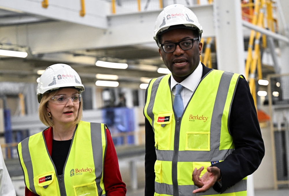 British Prime Minister Liz Truss and Chancellor of the Exchequer Kwasi Kwarteng visit Berkeley Modular, in Northfleet, Kent, Britain, September 23, 2022. REUTERS/Dylan Martinez/Pool/File Photo