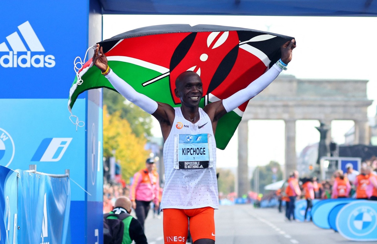 Kenya's Eliud Kipchoge celebrates as he wins the Berlin Marathon and breaks the World Record in Berlin on September 25, 2022.   REUTERS/Fabrizio Bensch