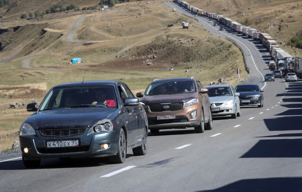 Travellers from Russia drive after crossing the border to Georgia at the at the Zemo Larsi/Verkhny Lars station, Georgia, on September 26, 2022. (REUTERS/Irakli Gedenidze)