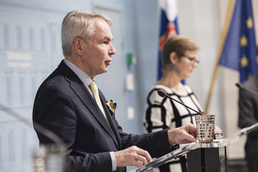 Finnish Foreign Minister Pekka Haavisto and Interior Minister Krista Mikkonen address a news conference on the government's resolution regarding the right of Russian citizens to enter Finland as tourists, in Helsinki, Finland September 29, 2022. Roni Rekomaa/Lehtikuva/via REUTERS