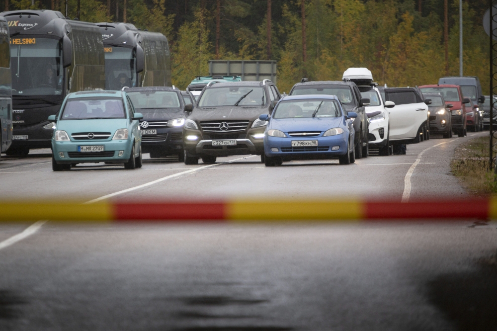 Russian cars and buses line up at the Vaalimaa border check point between Finland and Russia, in Virolahti, Finland September 30, 2022. Lehtikuva/Sasu Makinen via REUTERS