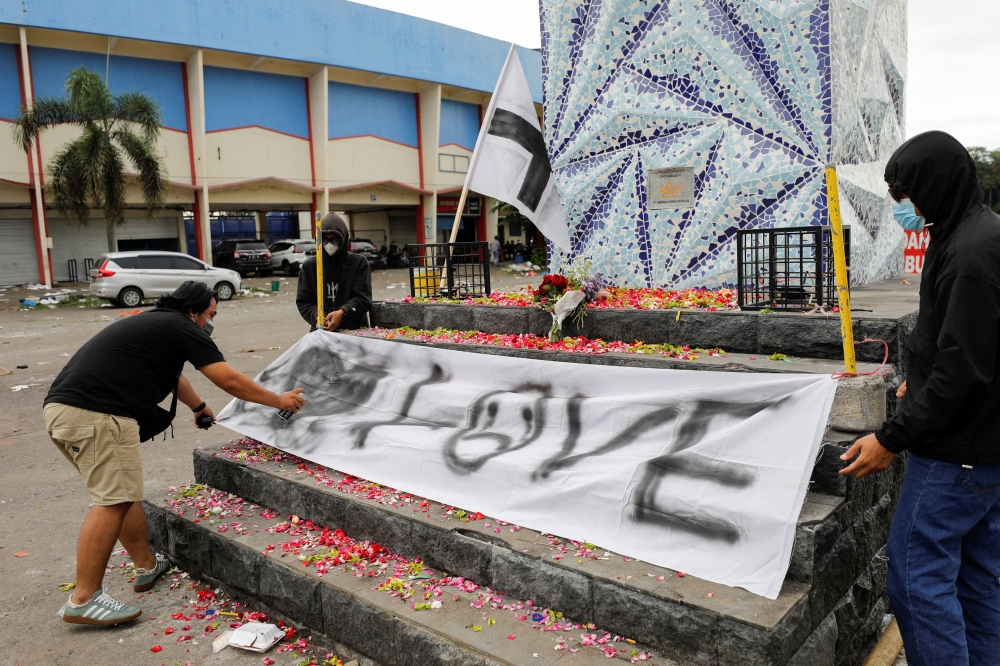 Arema football club supporters put a banner on a monument outside the Kanjuruhan stadium to pay condolence to the victims in Malang, East Java province, Indonesia, October 2, 2022. Reuters/Willy Kurniawan