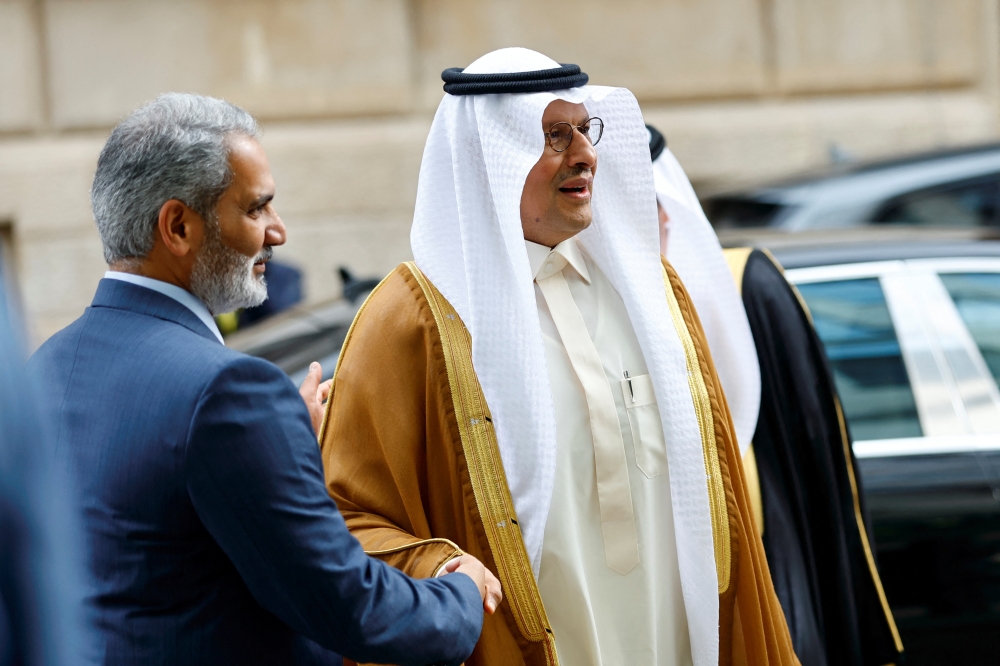 Saudi Arabia's Minister of Energy Prince Abdulaziz bin Salman Al-Saud and OPEC Secretary-General Haitham al-Ghais shake hands at the Organisation of the Petroleum Exporting Countries (OPEC) headquarters in Vienna, Austria, on October 5, 2022. REUTERS/Lisa Leutner