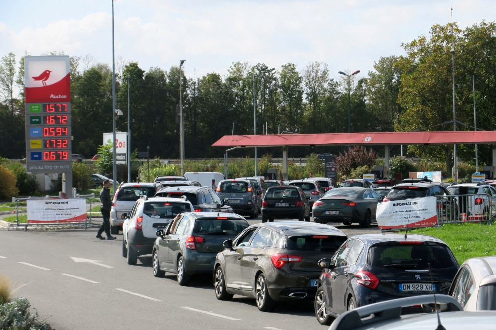  Car drivers queue to fill their fuel tanks at gasoline pumps at Auchan gas station in Petite-Foret, France, on October 6, 2022. REUTERS/Pascal Rossignol//File Photo