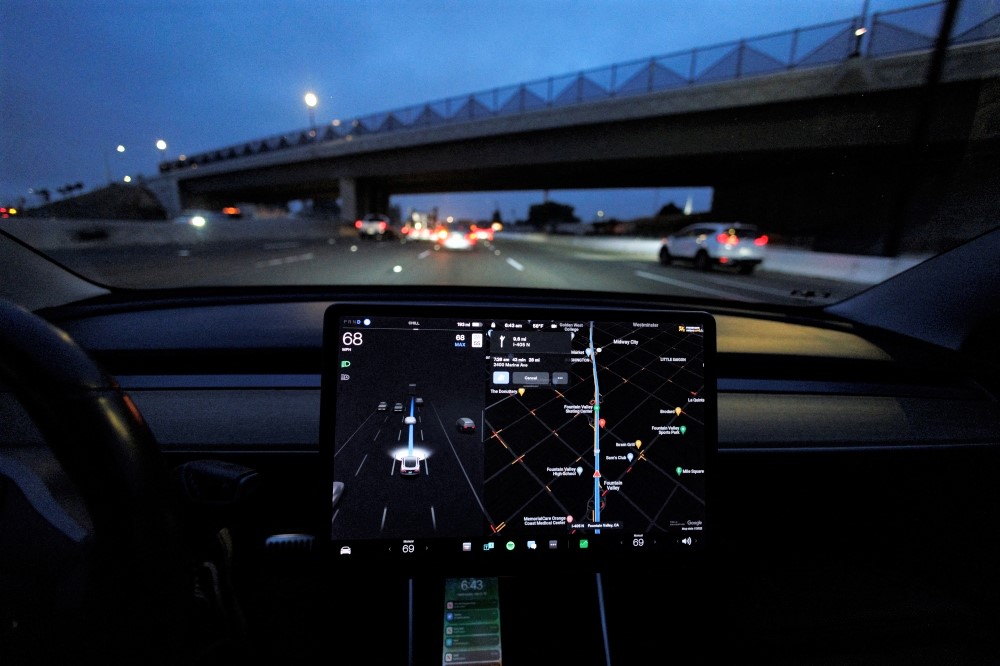 A Tesla Model 3 vehicle drives on autopilot along the 405 highway in Westminster, California, US, on March 16, 2022. (REUTERS/Mike Blake)

