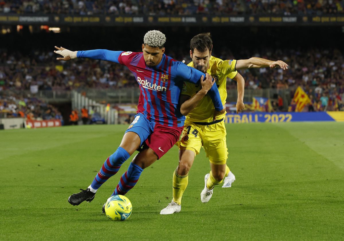 FC Barcelona's Ronald Araujo in action with Villarreal's Manu Trigueros at the LaLiga (FC Barcelona v Villarreal) Camp Nou, Barcelona, Spain, May 22, 2022. (REUTERS/Albert Gea)