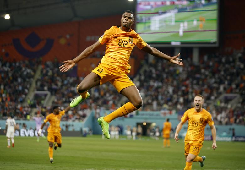 Netherlands' Denzel Dumfries celebrates scoring their third goal against the United States during the Qatar 2022 World Cup round of 16 football match between the Netherlands and USA at Khalifa International Stadium in Doha on December 3, 2022. (REUTERS/John Sibley)