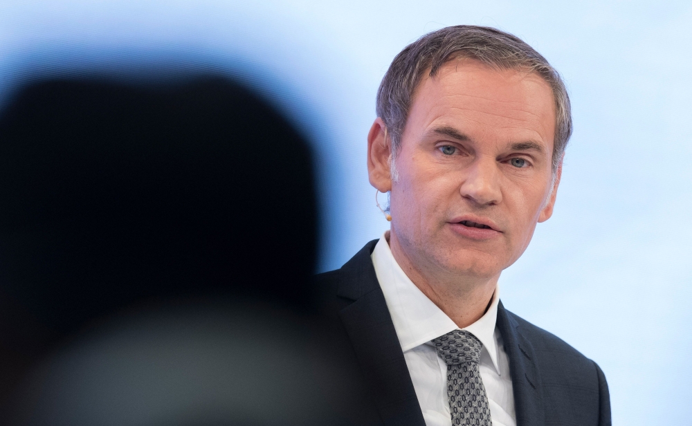 Since his arrival last September as head of Volkswagen, Oliver Blume gives indications to slow down the strategy of his predecessor to compete for the title of champion of integrated software against Tesla. (Photo by THOMAS KIENZLE / AFP)