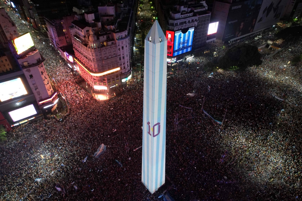 In this aerial view, fans of Argentina celebrate winning the Qatar 2022 World Cup against France at the Obelisk in Buenos Aires, on December 18, 2022. (Photo by Emiliano Lasalvia / AFP)