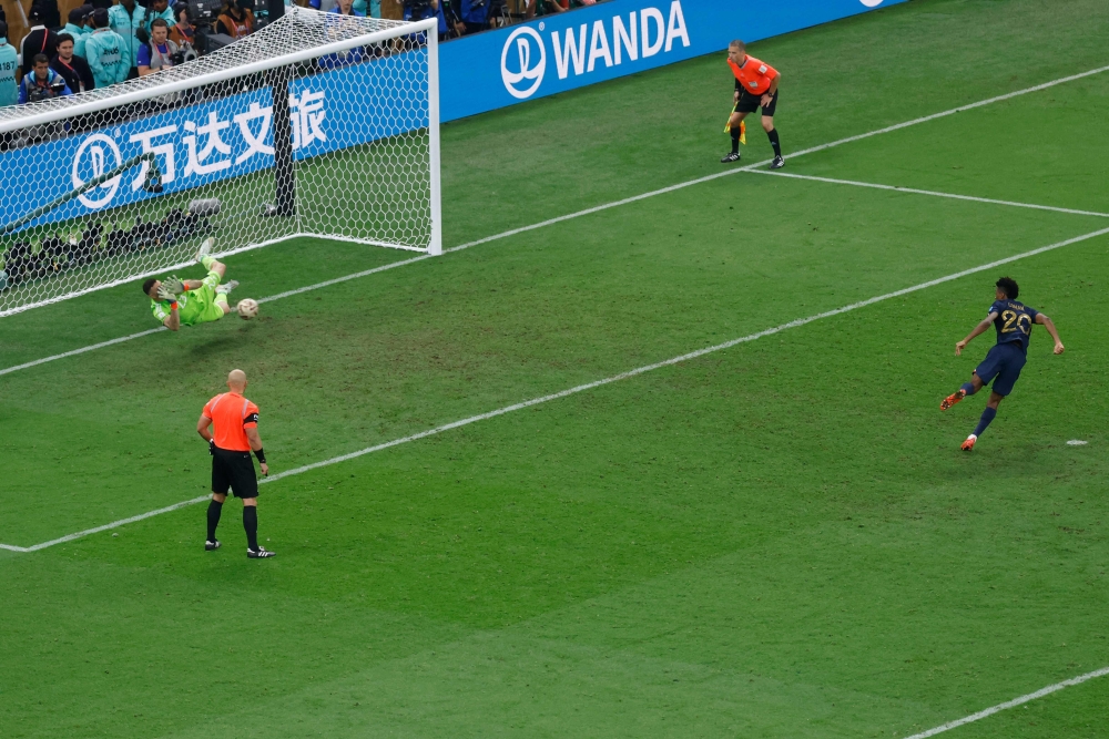 Argentina's goalkeeper Emiliano Martinez denies France's forward Kingsley Coman during the penalty shoot-out of the Qatar 2022 World Cup football final match between Argentina and France at Lusail Stadium in Lusail, north of Doha on December 18, 2022. (Photo by Odd ANDERSEN / AFP)
 