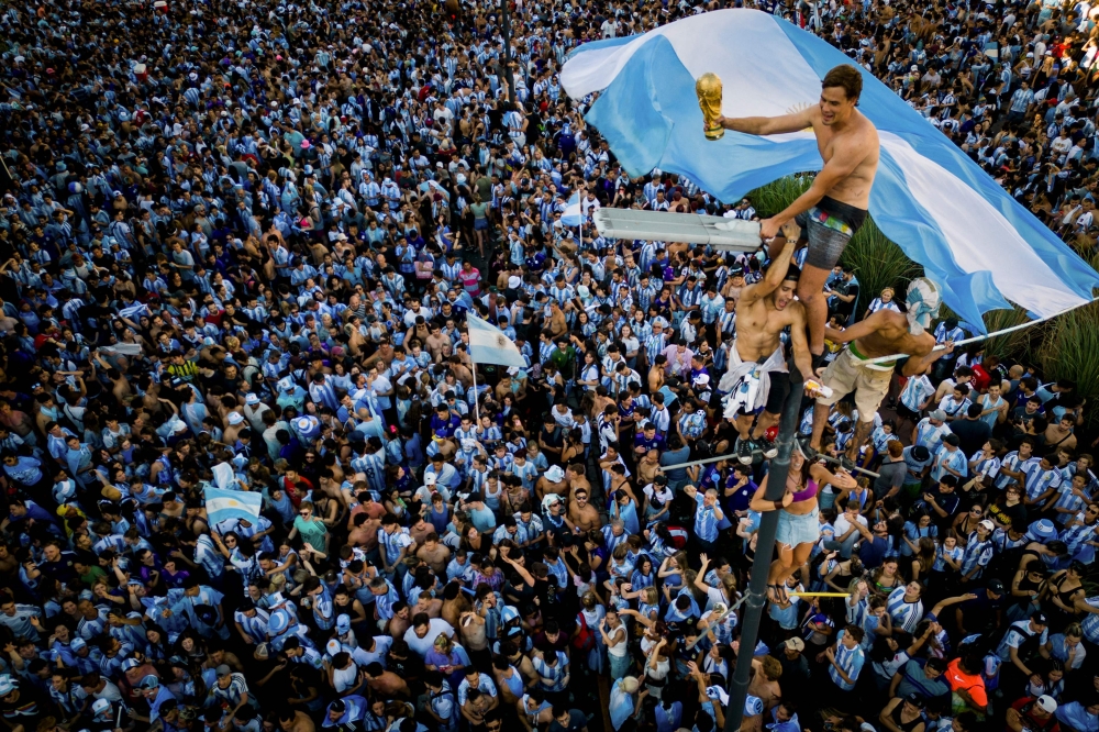  In this aerial view fans of Argentina celebrate winning the Qatar 2022 World Cup against France at the Obelisk in Buenos Aires, on December 18, 2022. (Photo by TOMAS CUESTA / AFP)