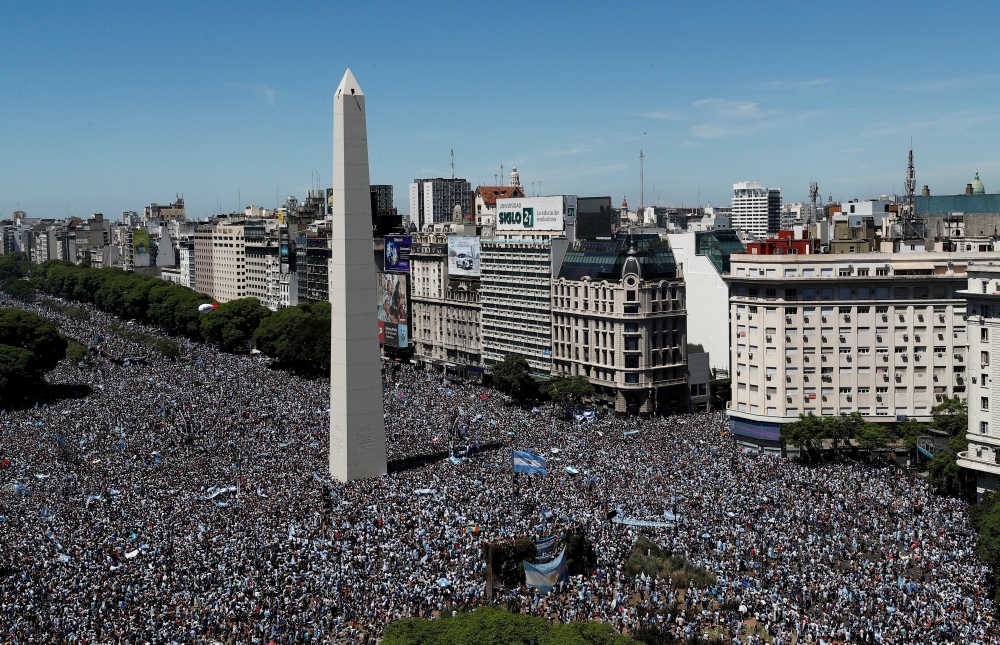 General view of the Obelisco as Argentina fans are seen ahead of the victory parade in Buenos Aires on December 20, 2022. REUTERS/Agustin Marcarian 