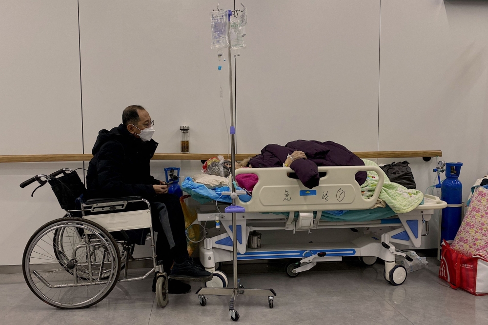 This picture shows a Covid-19 patient on a bed at Tianjin Nankai Hospital in Tianjin on December 28, 2022. - Cities across China have struggled with surging infections, a resulting shortage of pharmaceuticals and overflowing hospital wards and crematoriums after Beijing suddenly dismantled its zero-Covid lockdown and testing regime. (Photo by Noel Celis / AFP)
