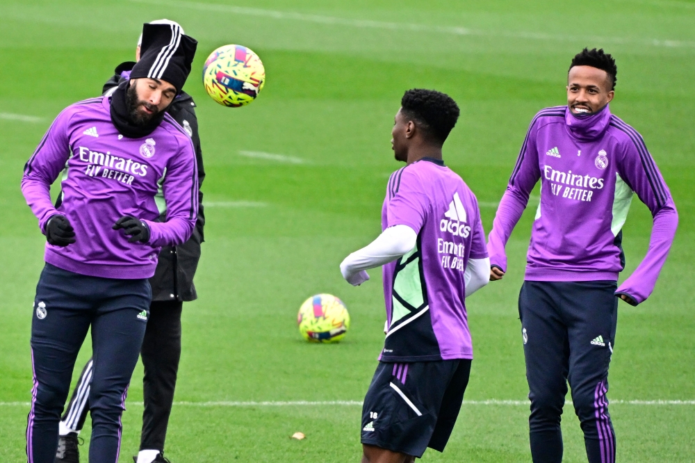 Real Madrid's French forward Karim Benzema (left), Real Madrid's French defender Aurelien Tchouameni (centre) and Real Madrid's Brazilian defender Eder Militao attend a training session at the Ciudad Real Madrid training complex in Valdebebas, outskirts of Madrid, on December 29, 2022, on the eve of their Spanish League football match against Real Valladolid FC. (Photo by JAVIER SORIANO / AFP)