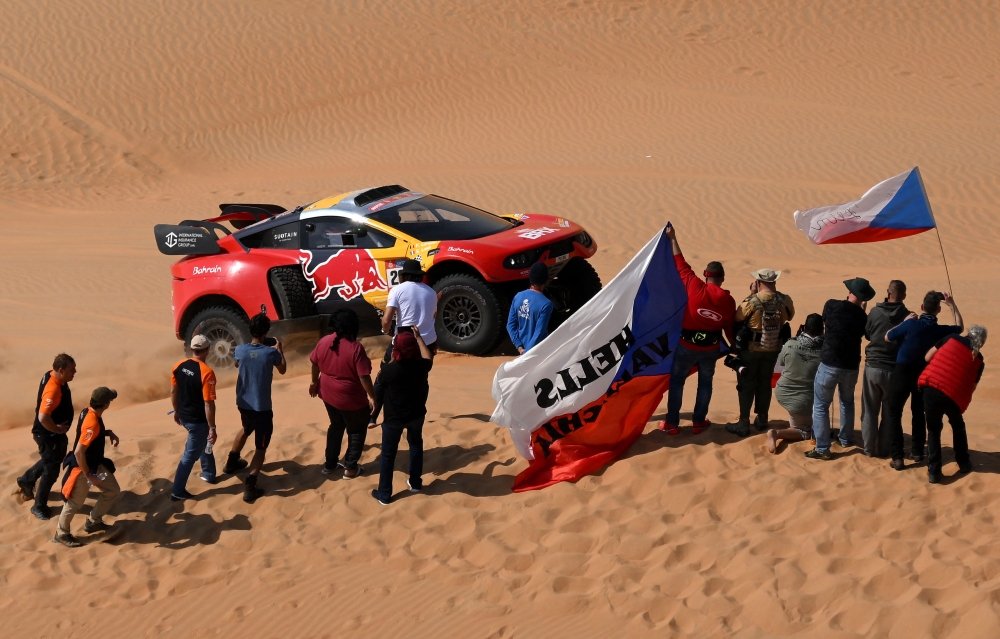 French driver Sebastien Loeb and Belgian co-driver Fabian Lurquin steer their BRX during the Stage 10 of the Dakar 2023, between Haradh and Shaybah, Saudi Arabia, on January 11, 2023. (Photo by FRANCK FIFE / AFP)