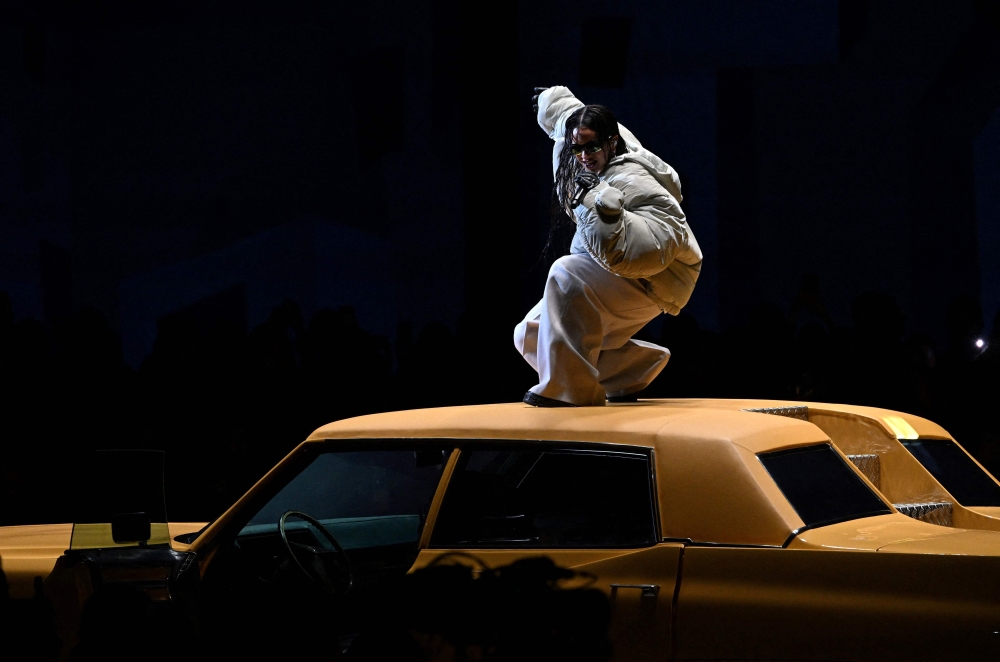 Spanish singer Rosalia performs during the Menswear Ready-to-wear Fall-Winter 2023-2024 collection for Louis Vuitton at Paris fashion week on January 19, 2023. (Photo by Emmanuel Dunand / AFP)