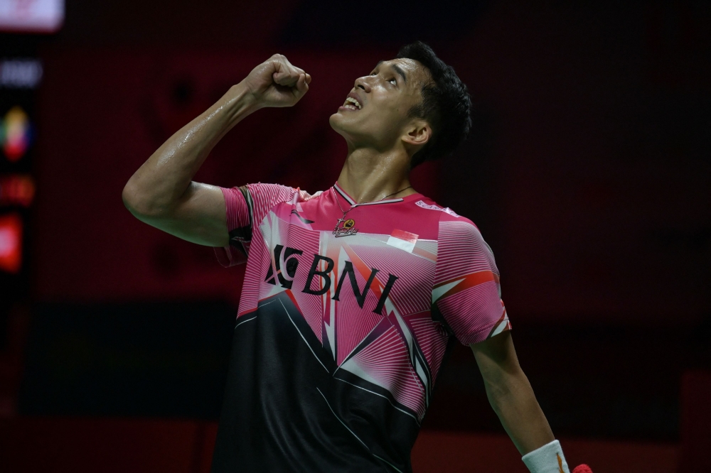 Indonesia's Jonatan Christie celebrates beating compatriot Chico Aura Dwi Wardoyo during the men's singles final match of the Daihatsu Indonesia Masters 2023 in Jakarta on January 29, 2023. (Photo by Bay Ismoyo / AFP)