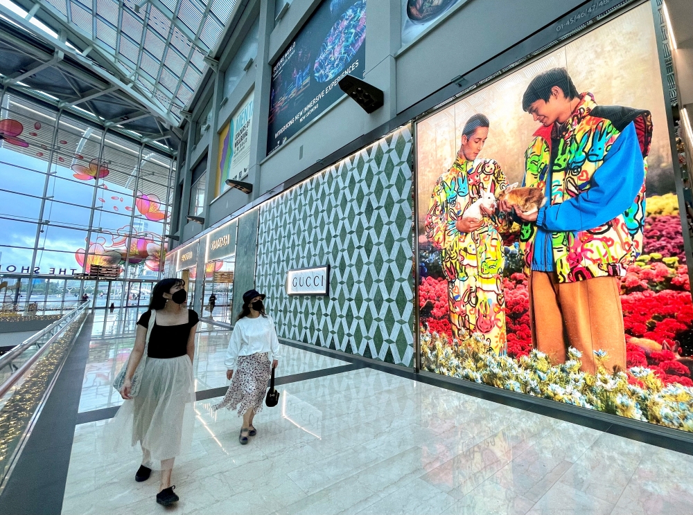 Visitors walk past a Gucci store at Marina Bay Sands in Singapore January 19, 2023. (REUTERS/Chen Lin)