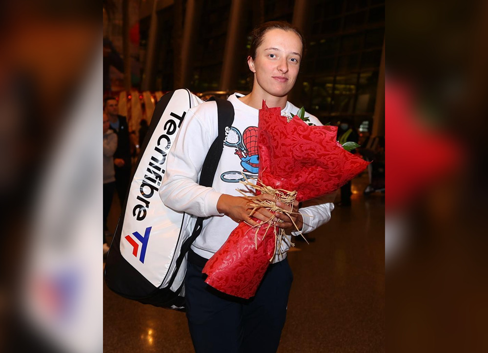 Iga Swiatek arrives at the Hamad International Airport in Doha, yesterday.
