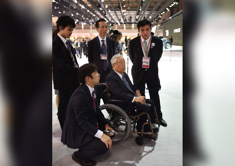 In this file photo taken on October 28, 2015 Shoichiro Toyoda (C), Japanese business leader serving as chairman of Toyota Motor, visits the Tokyo Motor Show. Photo by Kazuhiro NOGI / AFP