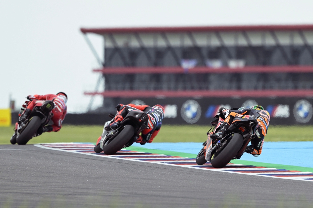 KTM South African rider Brad Binder (right), Aprilia Spanish rider Maverick Vinales (centre), and Ducati Italian rider Francesco Bagnaia ride during a practice session of the MotoGP Argentina Grand Prix at the Termas de Rio Hondo circuit in Santiago del Estero, Argentina on March 31, 2023. (Photo by JUAN MABROMATA / AFP)