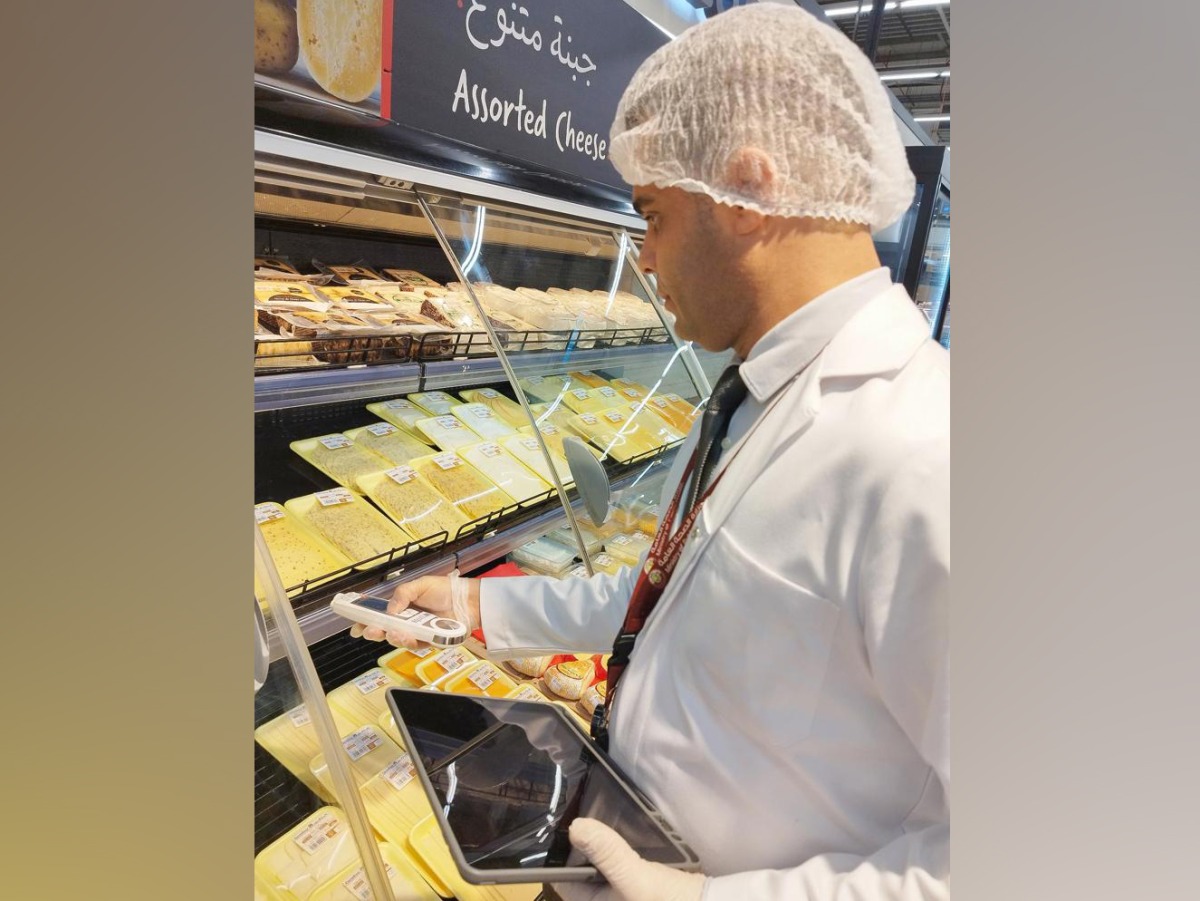 Representational photo of a Ministry official carrying out inspection at a food outlet  