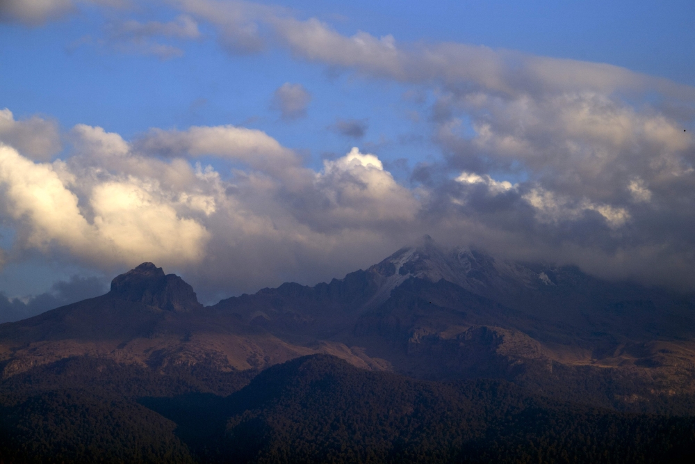 A view of the Popocatepetl volcano taken in Santiago Xalitzintla, Puebla state, Mexico on May 25, 2023. (Photo by Claudio Cruz / AFP)
 