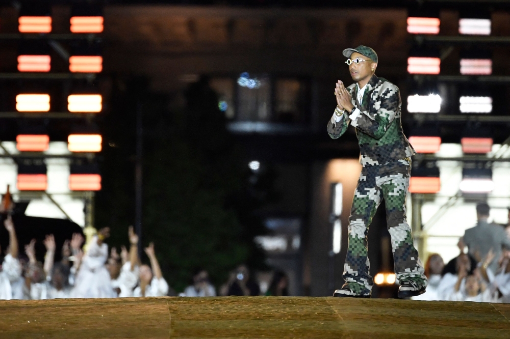 US Louis Vuitton' fashion designer and singer Pharrell Williams acknowledges the audience at the end of the Louis Vuitton Menswear Spring-Summer 2024 show as part of the Paris Fashion Week on the Pont Neuf, central Paris, on June 20, 2023. (Photo by Julien De Rosa / AFP)