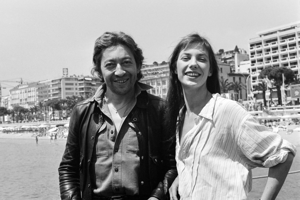 (FILES) British actress Jane Birkin and French singer Serge Gainsbourg pose during the Cannes Film Festival in Cannes, southern France, on May 22, 1976. British-French singer and actress Jane Birkin died at 76, it was announced on July 16, 2023. (Photo by AFP)