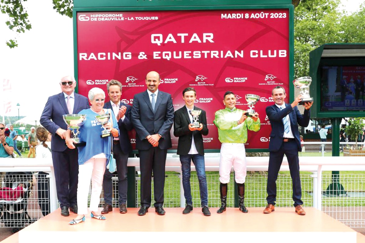 Qatar Racing and Equestrian Club (QREC) Board Member Khalifa bin Mohammed Al Attiyah crowned the winners of the Al Rayyan Cup. Pic: Scoopdyga