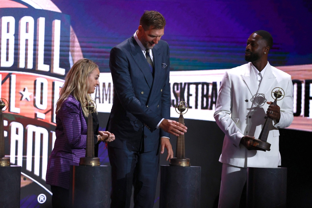 2023 inductees Becky Hammon, Dirk Nowitzki and Dwyane Wade react on stage during the 2023 Naismith Basketball Hall of Fame Induction at Symphony Hall on August 12, 2023 in Springfield, Massachusetts. (Photo by Mike Lawrie / GETTY IMAGES NORTH AMERICA / Getty Images via AFP)
