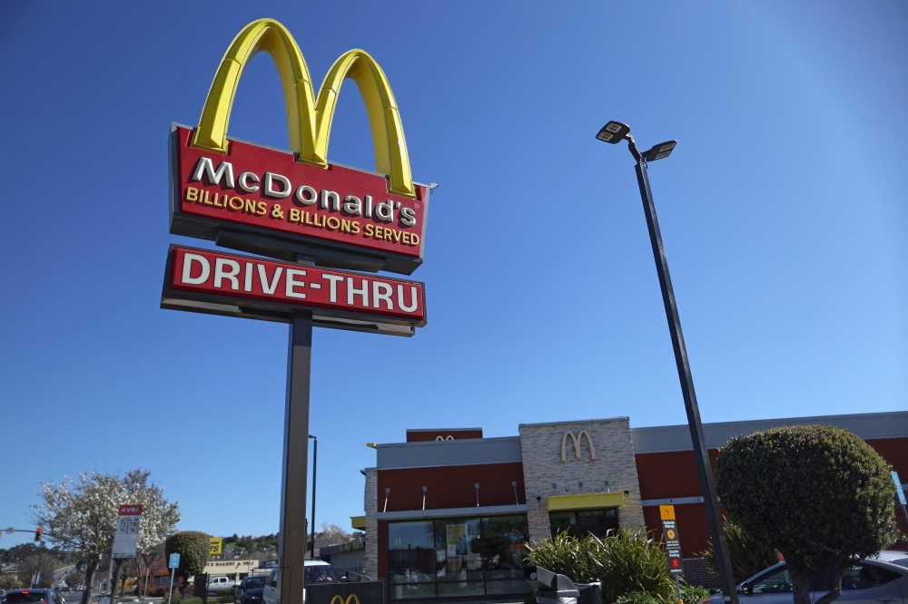 A sign is posted in front of a McDonald's restaurant on April 03, 2023 in San Pablo, California. (Photo by JUSTIN SULLIVAN / GETTY IMAGES NORTH AMERICA / Getty Images via AFP)

