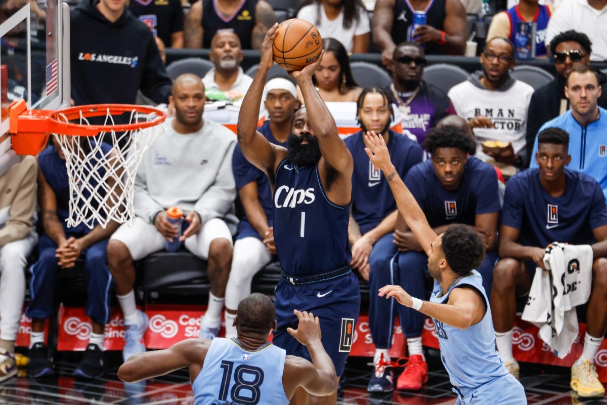 James Harden (top) of Los Angeles Clippers shoots during the 2023-2024 NBA regular season match between Memphis Grizzlies and Los Angeles Clippers in Los Angeles, the United States, on Nov. 12, 2023. (Photo by Ringo Chiu/Xinhua)
