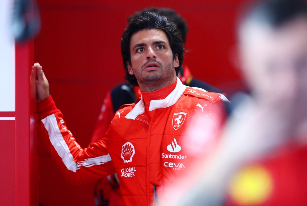 Carlos Sainz of Spain and Ferrari looks on from the garage during practice ahead of the F1 Grand Prix of Las Vegas at Las Vegas Strip Circuit on November 17, 2023 in Las Vegas, Nevada. Photo by Dan Istitene / GETTY IMAGES NORTH AMERICA / Getty Images via AFP