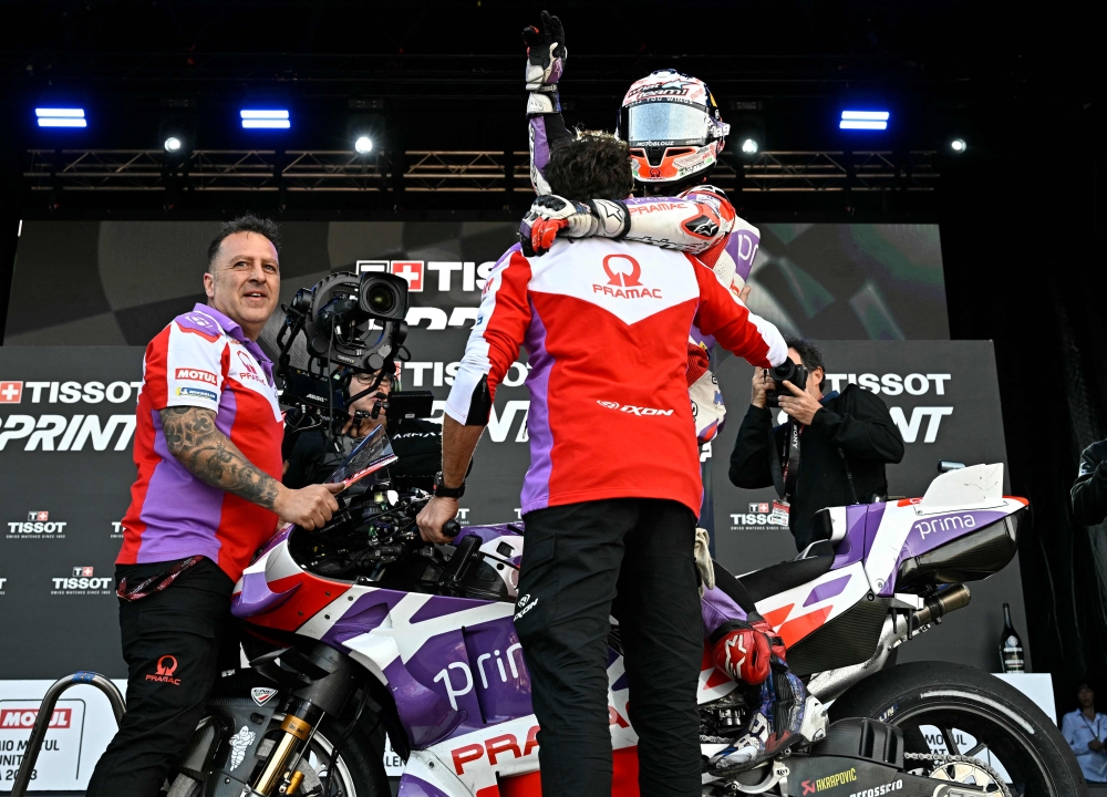 Ducati Spanish rider Jorge Martin celebrates winnig the sprint race of the MotoGP Valencia Grand Prix at the Ricardo Tormo racetrack in Cheste, on November 25, 2023. (Photo by JAVIER SORIANO / AFP)
