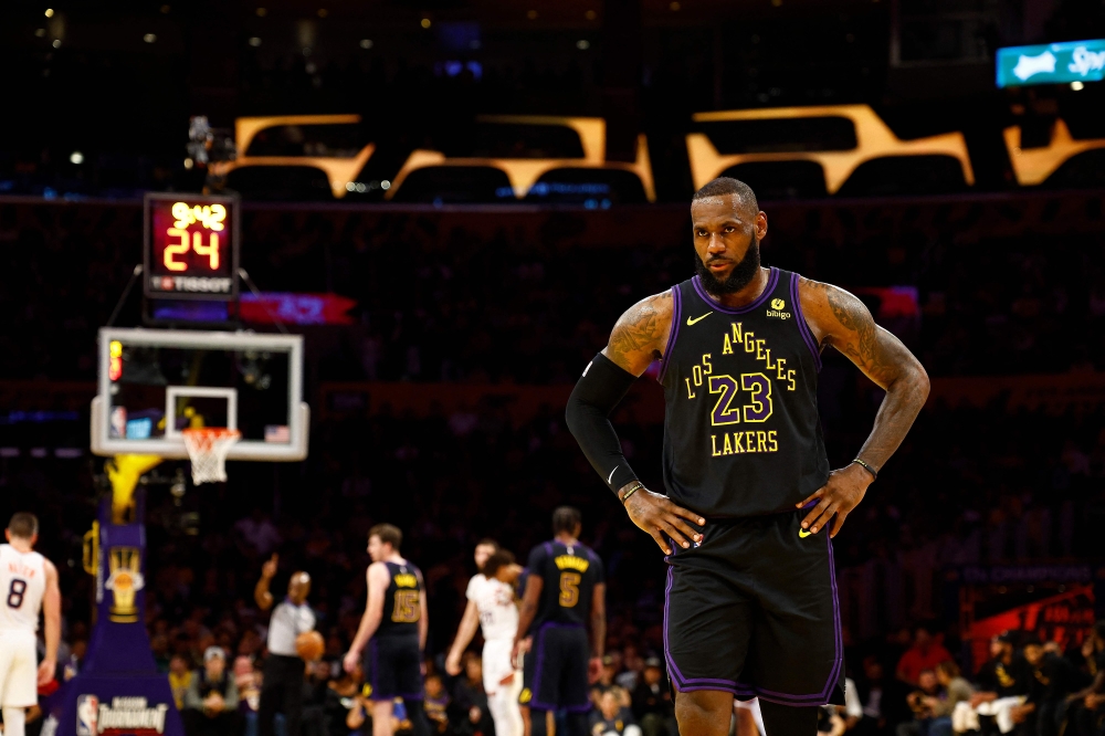 LeBron James #23 of the Los Angeles Lakers in the first half during the 2023 NBA In-Season Tournament quarterfinals at Crypto.com Arena on December 05, 2023 in Los Angeles, California. Photo by RONALD MARTINEZ / GETTY IMAGES NORTH AMERICA / Getty Images via AFP