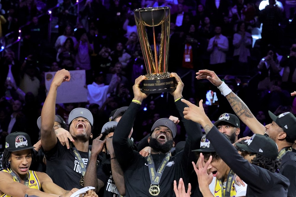 LeBron James of the Los Angeles Lakers hoists the trophy with his teammates after winning the championship game of the inaugural NBA In-Season Tournament at T-Mobile Arena on December 09, 2023 in Las Vegas, Nevada. (Photo by Ethan Miller / Getty Images via AFP)