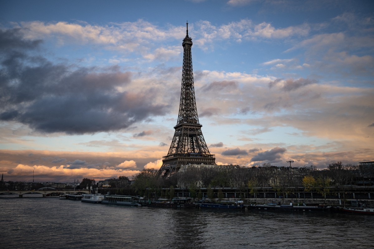 This photograph taken on December 5, 2023, shows a general view of the Eiffel tower along the Seine River in Paris. (Photo by MIGUEL MEDINA / AFP)
