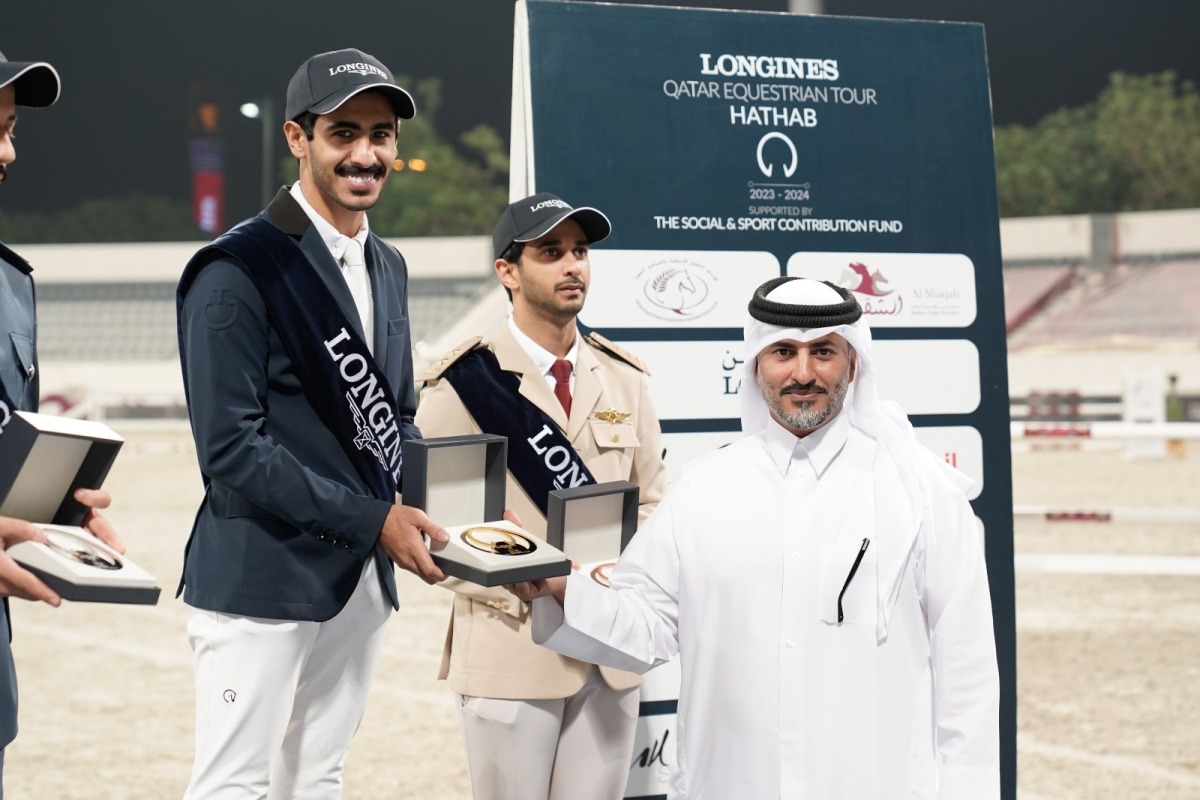 Longines Hathab Qatar Equestrian Tour Organising Committee Vice Chairman Ali bin Youssef Al Rumaihi presents the Medium Tour winner’s trophy to Saeed Hamad Jumaa. 