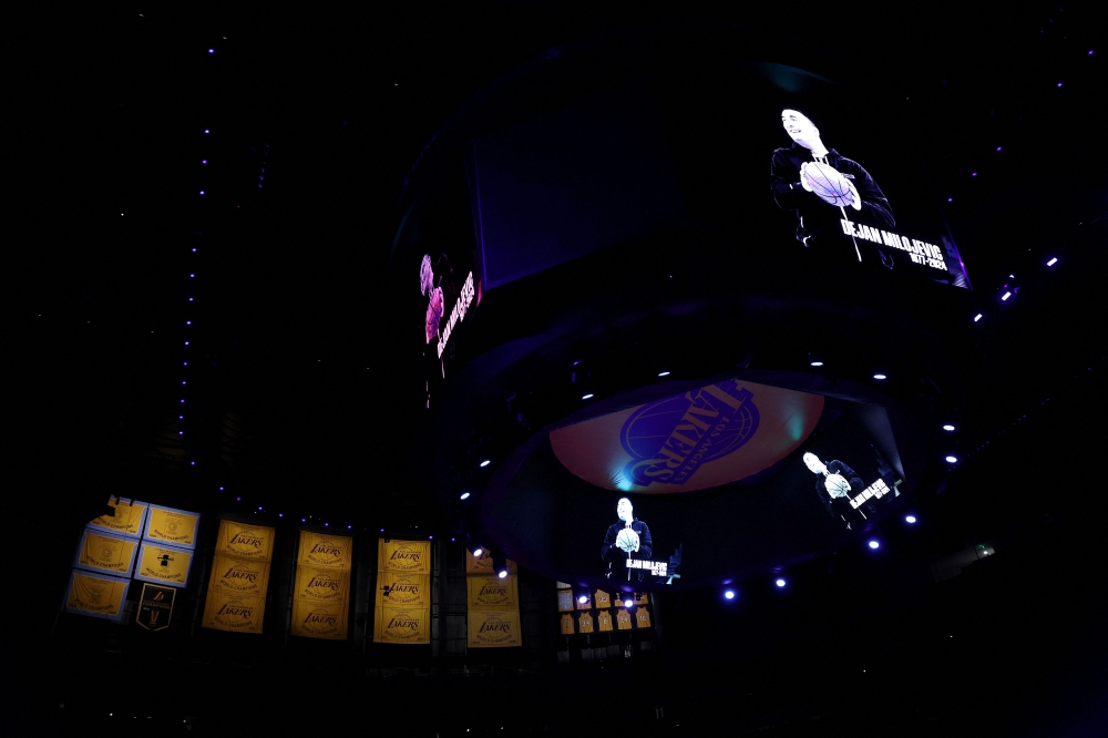 A general view of the screen during a moment of silence for Golden State Warriors assistant coach Dejan Milojevic prior to the game between the Los Angeles Lakers and the Dallas Mavericks at Crypto.com Arena on January 17, 2024 in Los Angeles, California. (Photo by Katelyn Mulcahy / GETTY IMAGES NORTH AMERICA / Getty Images via AFP)
