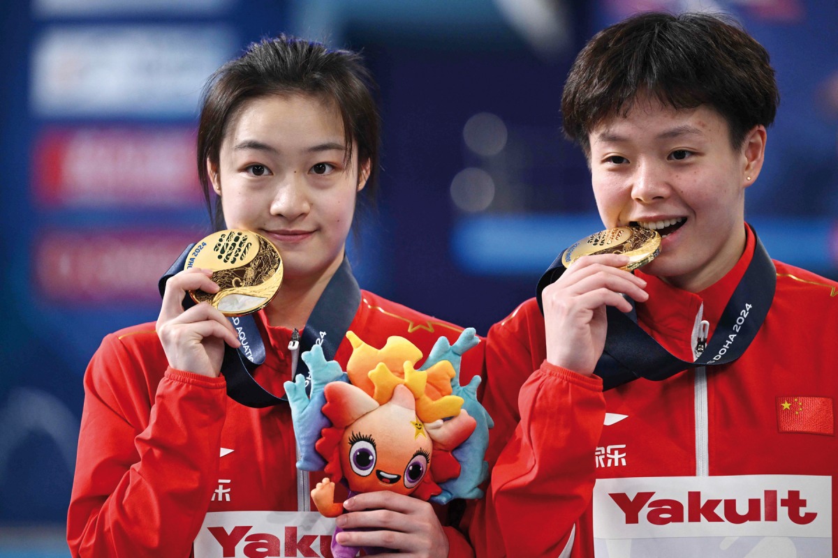 China’s Chang Yani and Chen Yiwen (women’s 3m springboard synchro diving) pose with their gold medals.