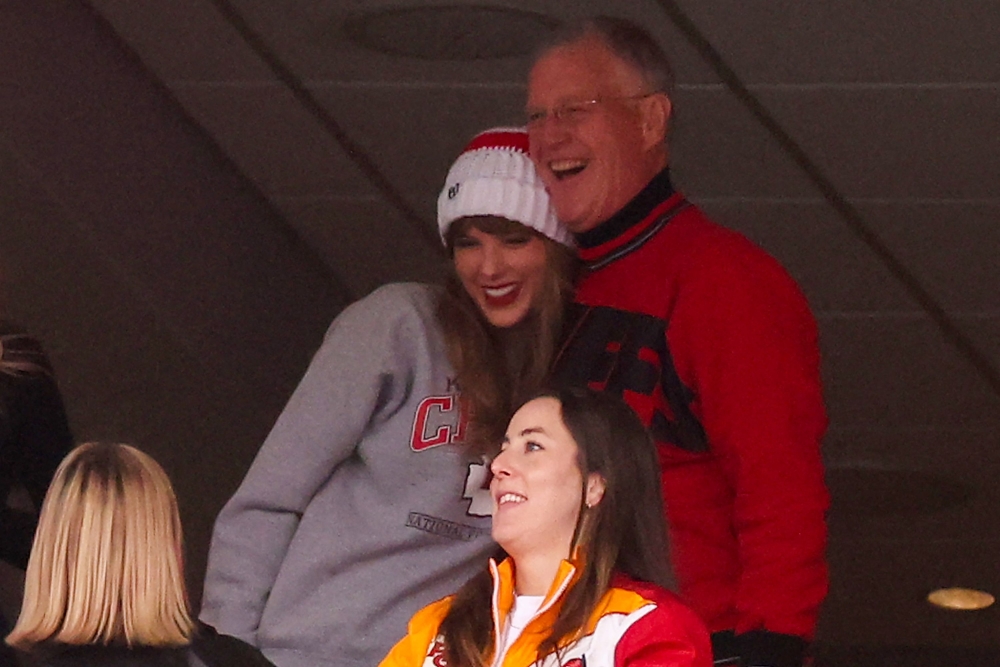 US singer Taylor Swift (L) and her father Scott Kingsley Swift (top R) cheer as they watch the Kansas City Chiefs play the New England Patriots at Gillette Stadium in Foxborough, Massachusetts, on December 17, 2023. Photo by Maddie Meyer / GETTY IMAGES NORTH AMERICA / AFP