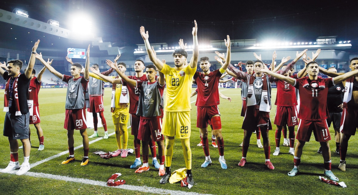 Qatar players acknowledge fans after the win. PICS:  Rajan Vadakkemuriyil / The Peninsula