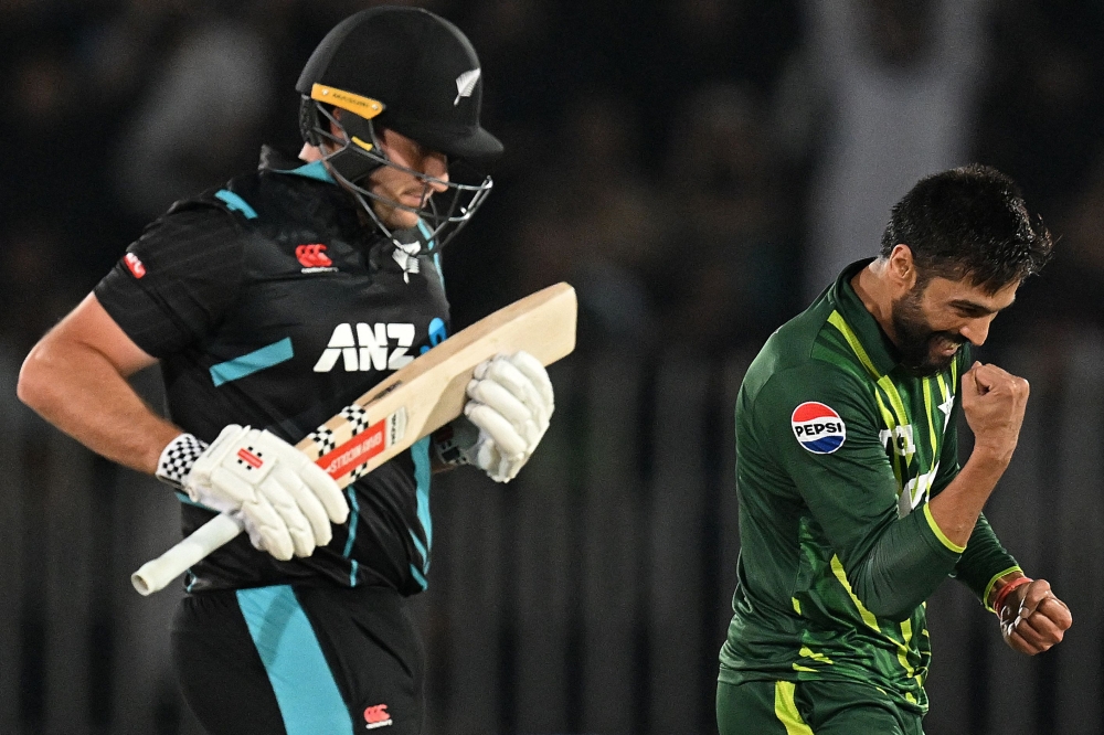 Pakistan's Mohammad Amir celebrates after taking the wicket of New Zealand's Dean Foxcroft (L) during the second Twenty20 international cricket match between Pakistan and New Zealand at the Rawalpindi Cricket Stadium in Rawalpindi on April 20, 2024. (Photo by Aamir QURESHI / AFP)
