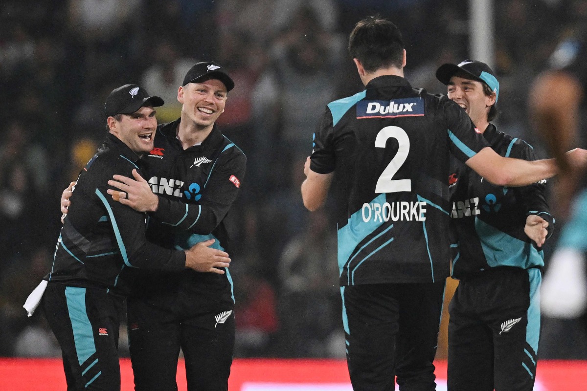 New Zealand's captain Michael Bracewell (2L) celebrates with teammate Dean Foxcroft (L) after dismisssal of Pakistan's captain Babar Azam during the fourth Twenty20 international cricket match between Pakistan and New Zealand at the Gaddafi Cricket Stadium in Lahore on April 25, 2024. (Photo by Aamir QURESHI / AFP)
