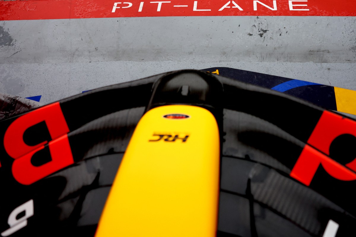 The wet Pit-Lane is seen in front of the Oracle Red Bull Racing garage prior to practice ahead of the F1 Grand Prix of Canada at Circuit Gilles Villeneuve on June 07, 2024 in Montreal, Quebec. Mark Thompson/Getty Images/AFP (Photo by Mark Thompson / GETTY IMAGES NORTH AMERICA / Getty Images via AFP)