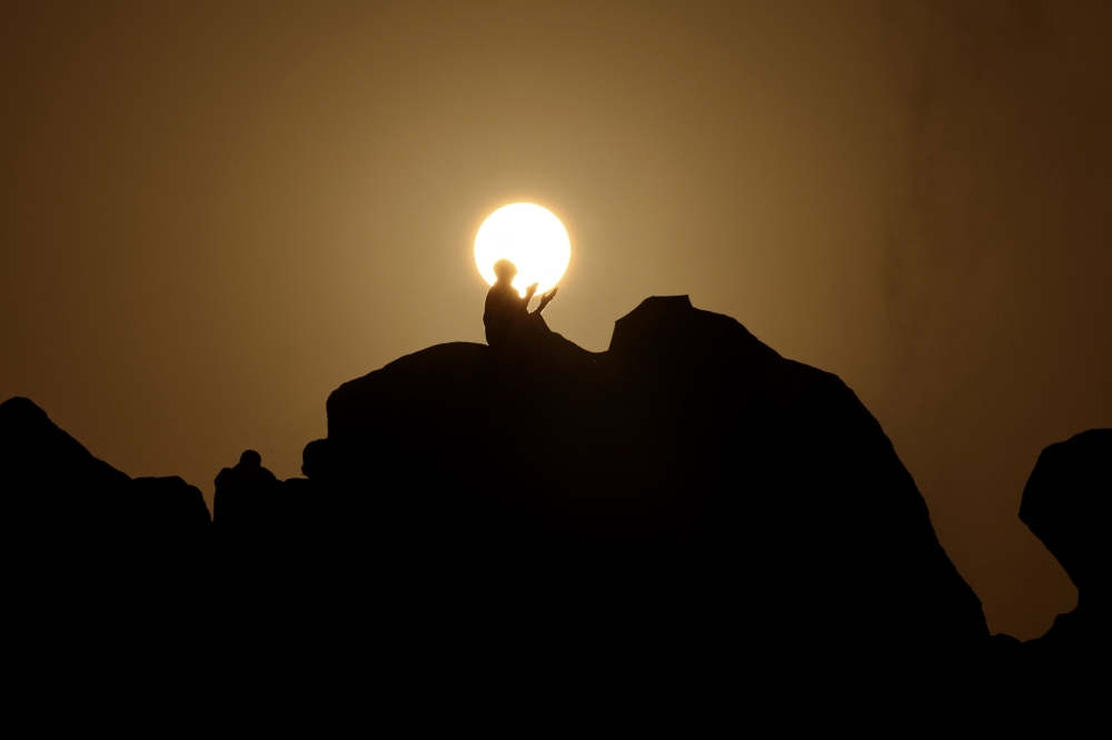 Pilgrims pray at dawn on Saudi Arabia's Mount Arafat during the climax of the Hajj pilgrimage on June 15, 2023. (Pictures by Fadel Senna / AFP)