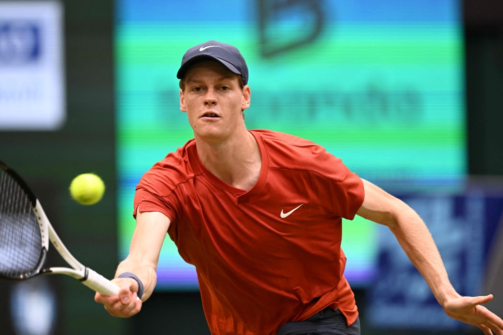 Italy's Jannik Sinner plays the ball to Germany's Jan-Lennard Struff during the men痴 singles quarter-final tennis match of the ATP 500 Halle Open tennis tournament in Halle, western Germany on June 21, 2024. (Photo by CARMEN JASPERSEN / AFP)
