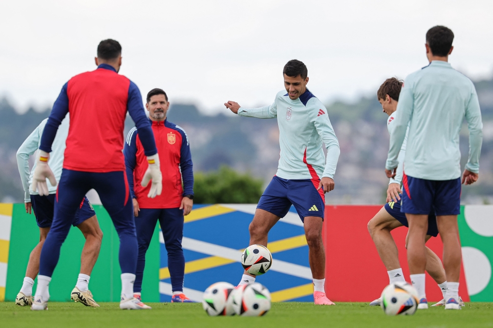 Spain's midfielder #16 Rodri (centre) and teammates attend a MD-1 training session at the team's base camp in Donaueschingen, on June 23, 2024, on the eve of their UEFA Euro 2024 Group B football match against Albania. (Photo by Lluis Gene / AFP)